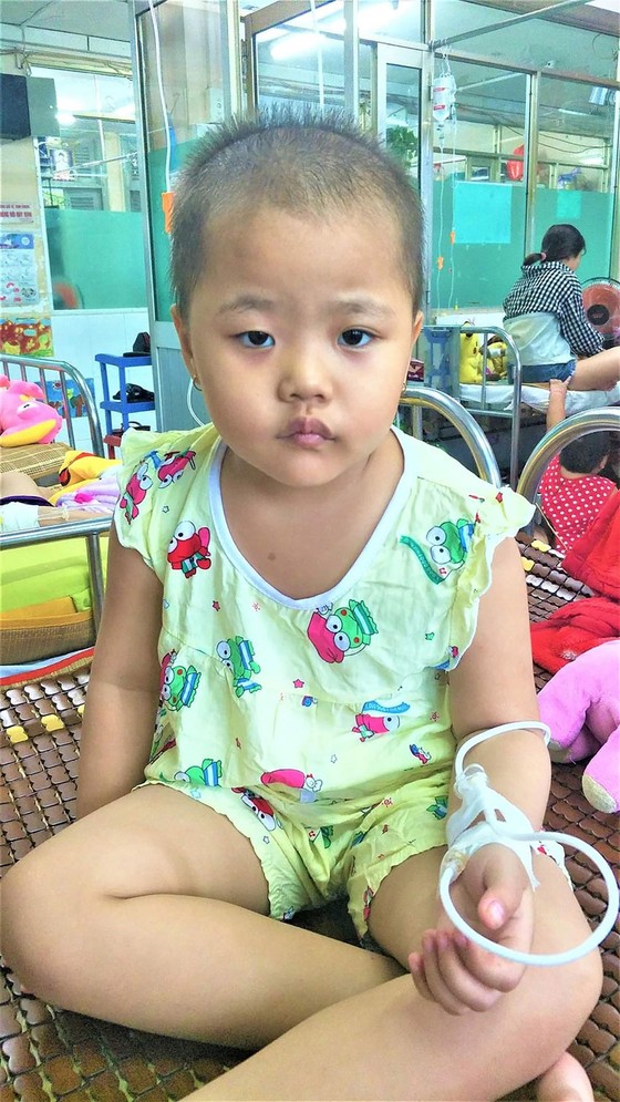 Bé gái hộ nghèo bệnh ung thư máu ảnh 1