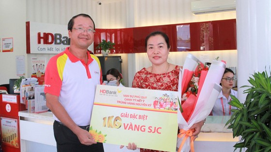 Trao giải thưởng 1kg vàng cho khách hàng HDBANK ảnh 1
