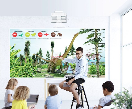 Epson ra mắt máy chiếu tương tác siêu gần hoàn toàn mới ảnh 1