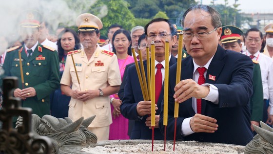 Đoàn đại biểu dự Đại hội đại biểu Đảng bộ TPHCM lần thứ XI dâng hương các Anh hùng Liệt sĩ, tưởng nhớ Chủ tịch Hồ Chí Minh  ảnh 2