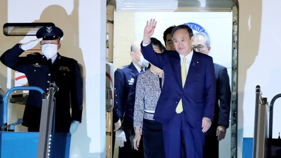 18 giờ chiều 18-10, Thủ tướng Suga Yoshihide và Phu nhân Mariko đã tới Hà Nội, bắt đầu chuyến thăm chính thức Việt Nam