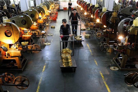Heavy Debt Humbles China’s Business Champions, Including the Jewelry Queen ảnh 2