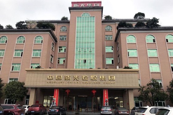 Heavy Debt Humbles China’s Business Champions, Including the Jewelry Queen ảnh 3