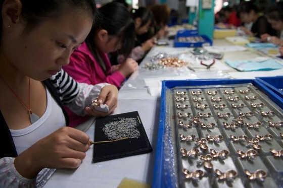 Heavy Debt Humbles China’s Business Champions, Including the Jewelry Queen ảnh 1