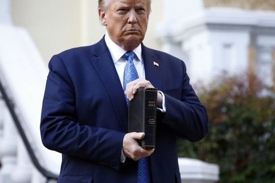 Ông Trump nổi giận vì bị cho là trốn xuống hầm ngầm tránh biểu tình - Ảnh 1. Ông Trump nổi giận vì bị cho là trốn xuống hầm ngầm tránh biểu tình - Ảnh 1.