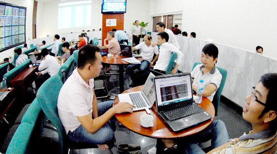 Thị trường chứng khoán “xanh vỏ đỏ lòng” ảnh 1