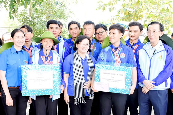 Lãnh đạo TPHCM thăm chiến sĩ tình nguyện Mùa hè xanh ảnh 1