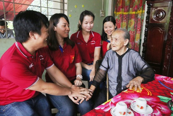 Khám bệnh, phát thuốc và tặng quà cho người dân Bến Tre ảnh 1