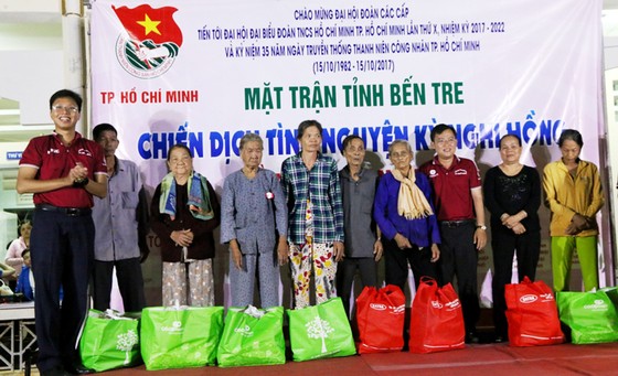 Khám bệnh, phát thuốc và tặng quà cho người dân Bến Tre ảnh 2