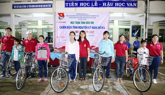 Khám bệnh, phát thuốc và tặng quà cho người dân Bến Tre ảnh 3