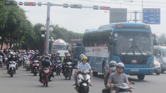 Du khách ùn ùn kéo về Vũng Tàu tắm biển ảnh 1