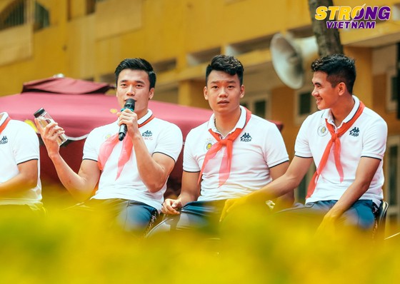 Thủ môn Bùi Tiến Dũng đốn tim các em học sinh bằng câu trả lời không thể tinh tế hơn ảnh 4