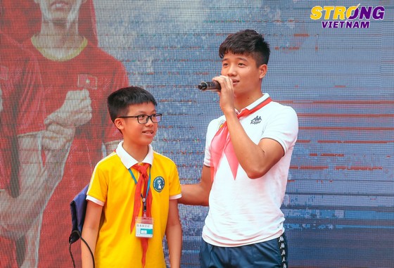 Thủ môn Bùi Tiến Dũng đốn tim các em học sinh bằng câu trả lời không thể tinh tế hơn ảnh 2
