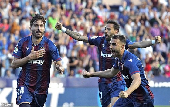 Cú sốc tại vòng 12 - La Liga: Barcelona gục ngã trước Levante, Real Madrid bị Real Betis cầm chân ảnh 1