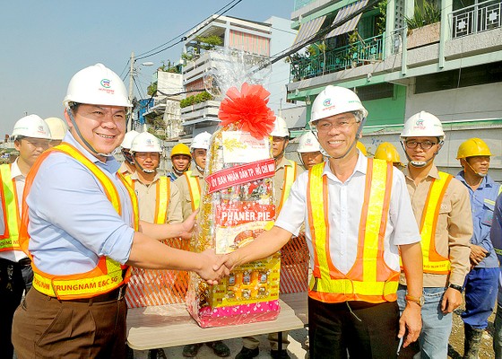 Thăm, tặng quà tết hộ gia đình khó khăn, công nhân ảnh 1