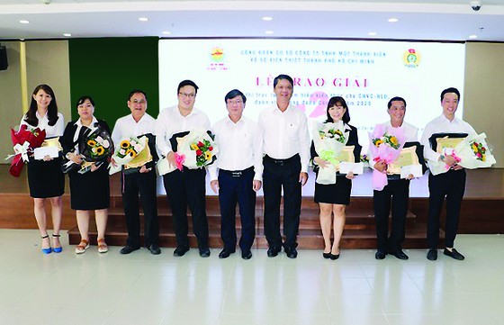 Công ty TNHH MTV Xổ số kiến thiết thành phố trao giải Hội thi tìm hiểu kiến thức pháp luật trực tuyến năm 2020 và trao kỷ niệm chương của công ty cho cán bộ nhân viên công ty có thời gian công tác 10 năm ảnh 1