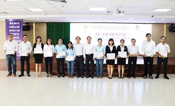 Công ty TNHH MTV Xổ số kiến thiết thành phố trao giải Hội thi tìm hiểu kiến thức pháp luật trực tuyến năm 2020 và trao kỷ niệm chương của công ty cho cán bộ nhân viên công ty có thời gian công tác 10 năm ảnh 7