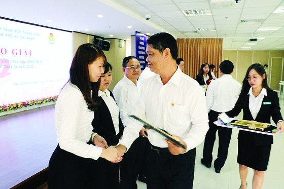 Công ty TNHH MTV Xổ số kiến thiết thành phố trao giải Hội thi tìm hiểu kiến thức pháp luật trực tuyến năm 2020 và trao kỷ niệm chương của công ty cho cán bộ nhân viên công ty có thời gian công tác 10 năm ảnh 2