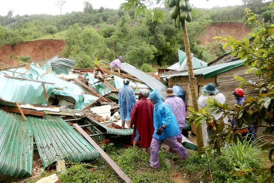 Sạt lở núi Chư Quanh ở xã Hoà Phong, huyện Krông Bông, tỉnh Đắk Lắk vùi lấp và làm hư hỏng nhiều nhà dân