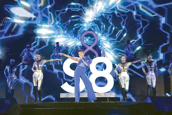 The 8Finity show mừng Galaxy s8 ảnh 5