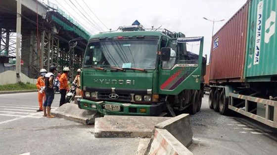 Xe ben húc dải phân cách, lao qua làn xe máy ảnh 1