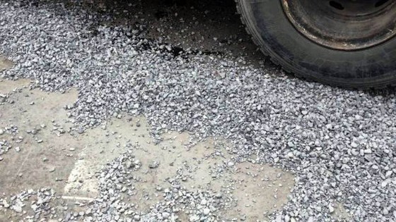 Xe ben húc dải phân cách, lao qua làn xe máy ảnh 2