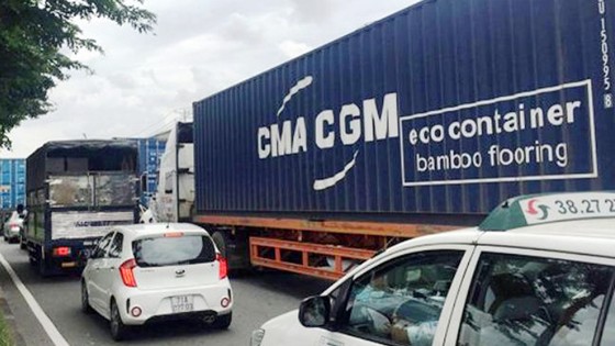 Xe ben húc dải phân cách, lao qua làn xe máy ảnh 4