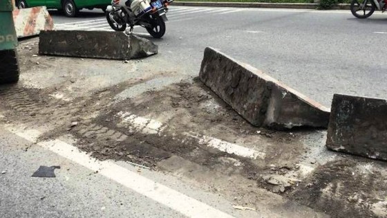 Xe ben húc dải phân cách, lao qua làn xe máy ảnh 3