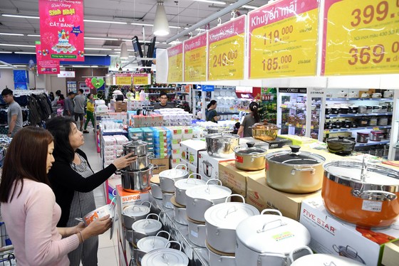 Siêu thị Co.opmart Hà Tiên tấp nập khách nhờ giảm giá mạnh ảnh 1