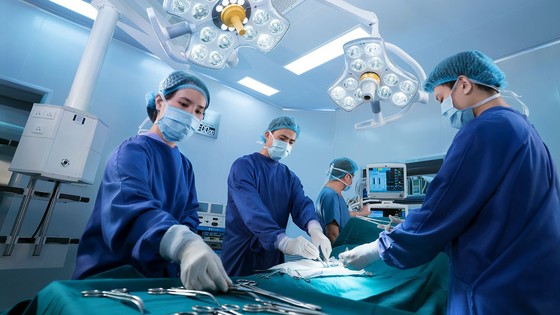 Xuất viện trong ngày sau mổ thoát vị bẹn và cắt túi mật nội soi ảnh 1