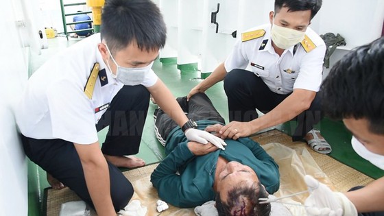 Bộ Tư lệnh Vùng 2 Hải quân bàn giao 30 ngư dân gặp nạn trên biển ảnh 1