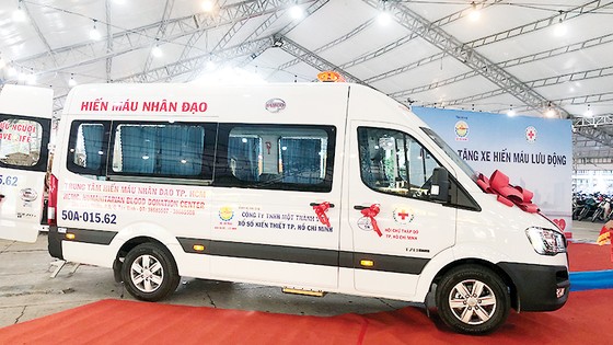 Công ty TNHH MTV XSKT TPHCM trao tặng xe hiến máu nhân đạo cho Hội Chữ thập đỏ TPHCM ảnh 1