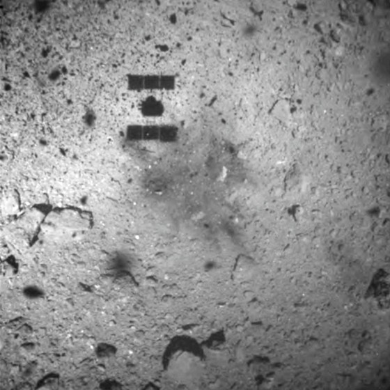Tàu thăm dò của Nhật Bản hạ cánh thành công xuống tiểu hành tinh Ryugu ảnh 1