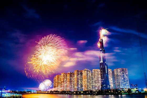 Choáng ngợp màn pháo hoa mãn nhãn từ tòa tháp cao nhất Đông Nam Á ảnh 3