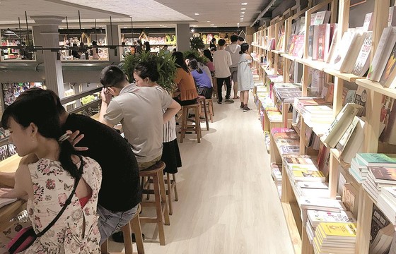 'Làm mới' nhà sách truyền thống ảnh 2