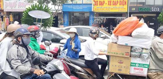 Rác tờ rơi quảng cáo vẫn tràn lan ảnh 1