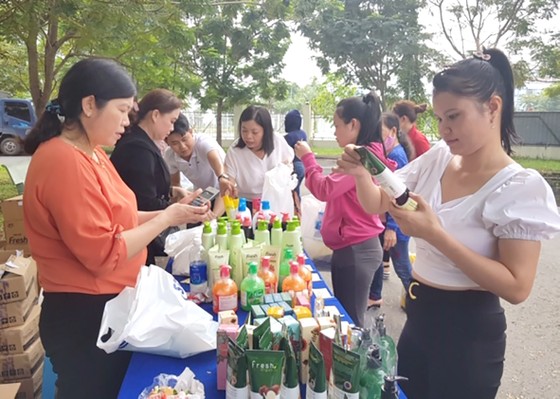 Đi chợ tết giúp công nhân ảnh 1