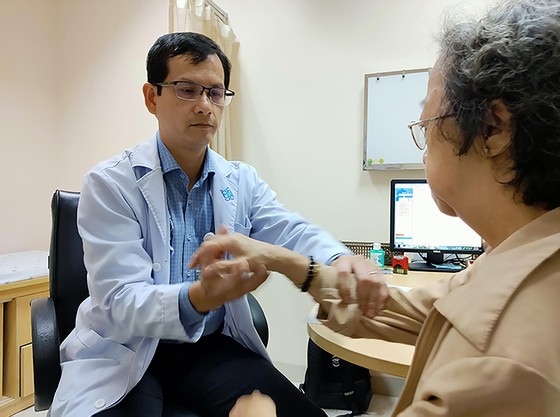 Người già, bệnh mãn tính càng cẩn trọng với Covid-19 ảnh 1