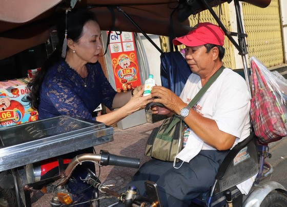 Lan tỏa tính nhân văn và trách nhiệm giữa mùa dịch bệnh - Bài 2:  Ấm áp tình người  ảnh 1