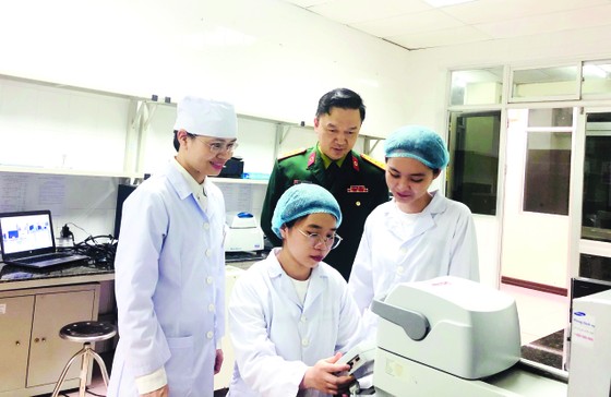 Chuyện những người lính 'săn tìm' SARS-CoV-2 ảnh 2