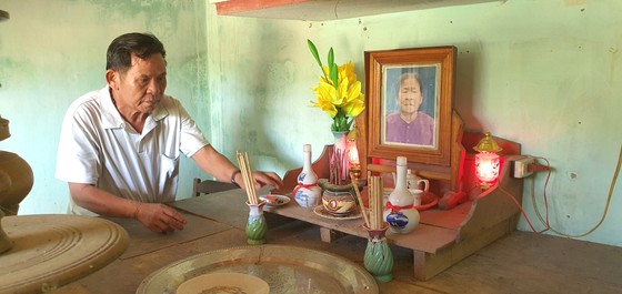 Anh thương binh thờ phụng mẹ liệt sĩ ảnh 1