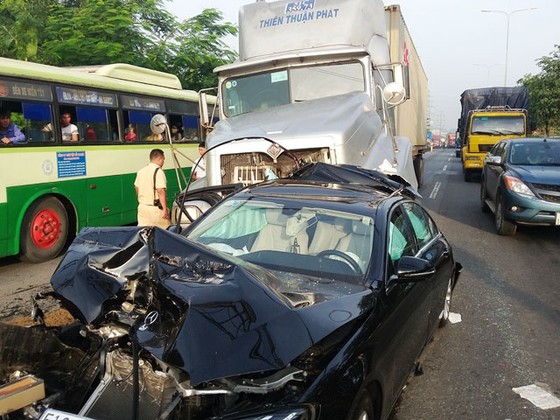 Tai nạn liên hoàn, ô tô Mercedes bị tông nát trên quốc lộ 1 ảnh 2