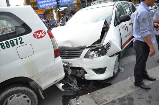 TP HCM: Tai nạn liên hoàn trên đường Phan Xích Long, kẹt xe kéo dài - Ảnh 2. TP HCM: Tai nạn liên hoàn trên đường Phan Xích Long, kẹt xe kéo dài - Ảnh 2.