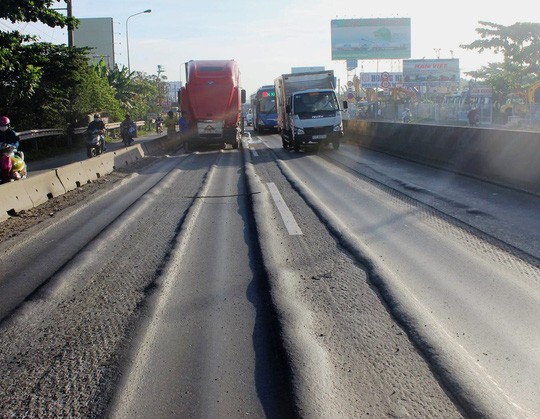 Vừa được “vá”, 500 m Quốc lộ 1 lại như “ruộng bậc thang” - Ảnh 1. Vừa được “vá”, 500 m Quốc lộ 1 lại như “ruộng bậc thang” - Ảnh 1.