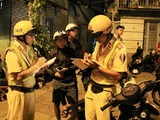 CSGT TP.HCM 'thổi' nồng độ cồn kiểu mới, theo kinh nghiệm quốc tế - ảnh 1