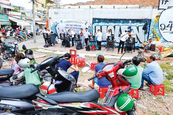 “Salon” cắt tóc miễn phí Stylist 4 Men ảnh 2