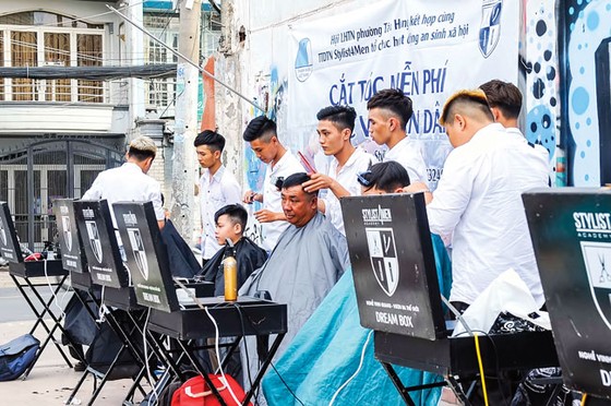 “Salon” cắt tóc miễn phí Stylist 4 Men ảnh 4