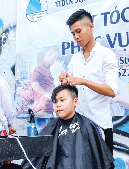 “Salon” cắt tóc miễn phí Stylist 4 Men ảnh 1