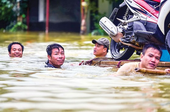 Lũ dữ hoành hành ảnh 9