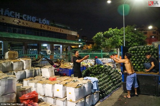 Vất vả trăm phận đời mưu sinh giữa chợ đêm Sài Gòn ảnh 7